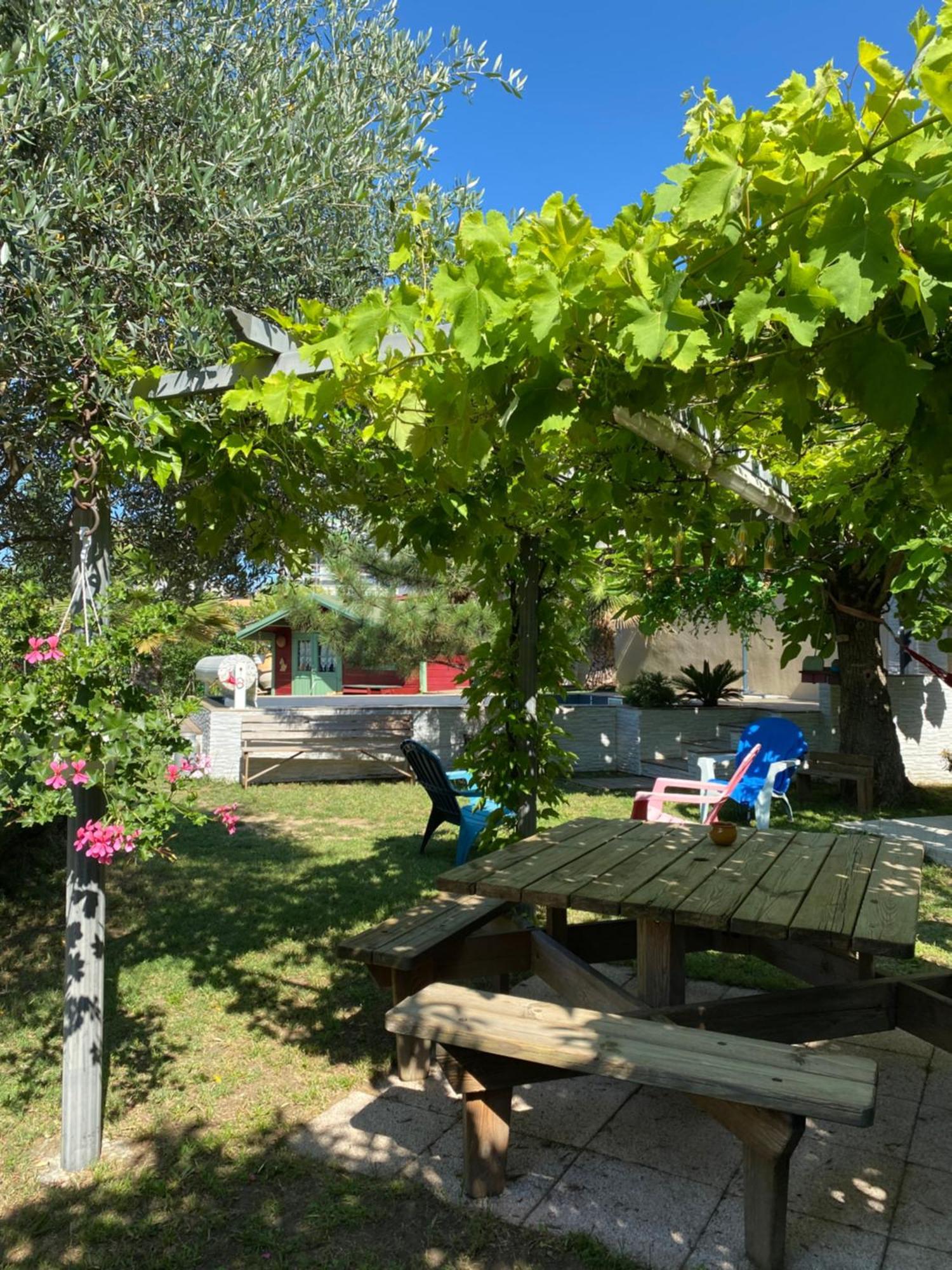 Chambre d'hôtes Le Cyprès Bleu Roussillon  Exterior foto